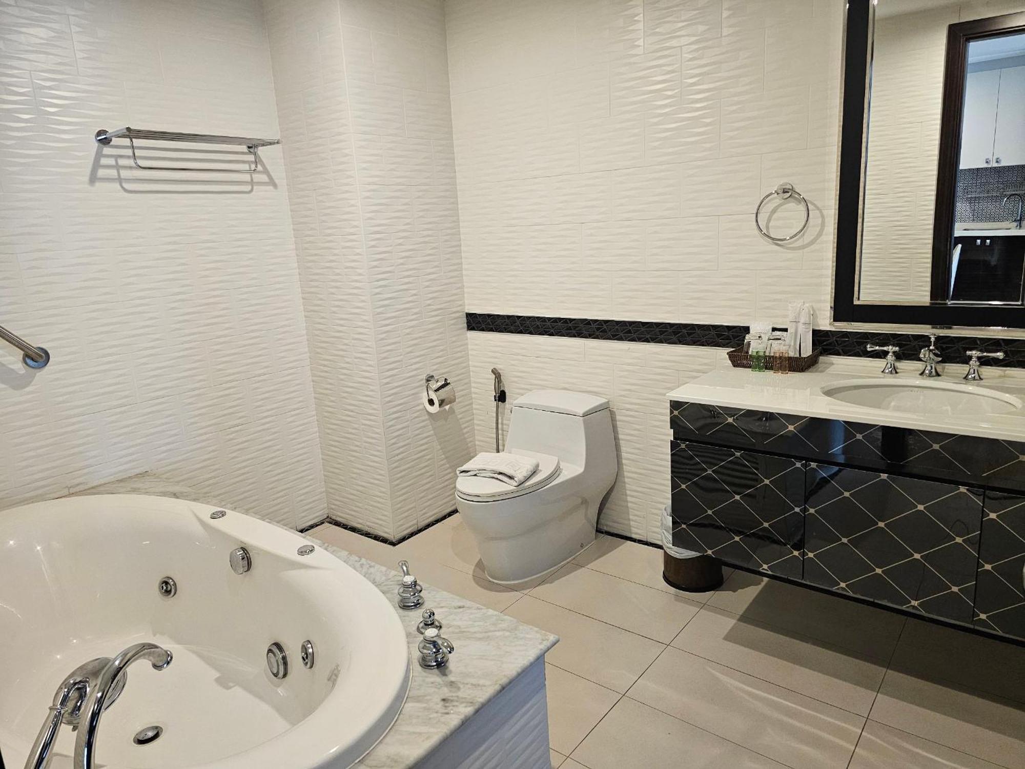 Sirin Exclusive Hotel And Residence Патая Екстериор снимка